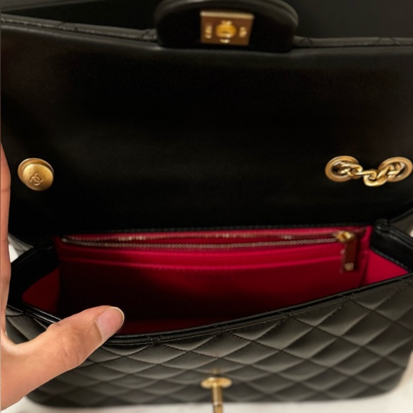 NWT Chanel 23S Camellia adjustable Black Lambskin bag with aged gold hardware - Picture 5 of 12